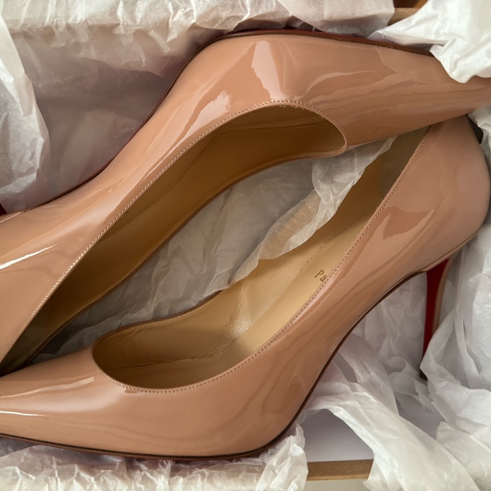 Red bottom used pumps